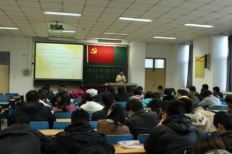 各学院各部门迅速掀起学习贯彻党的十八大热潮