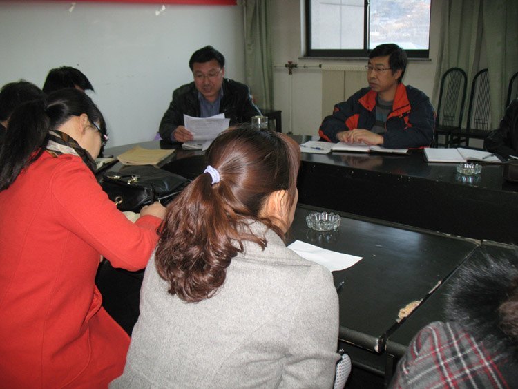 各学院各部门迅速掀起学习贯彻党的十八大热潮