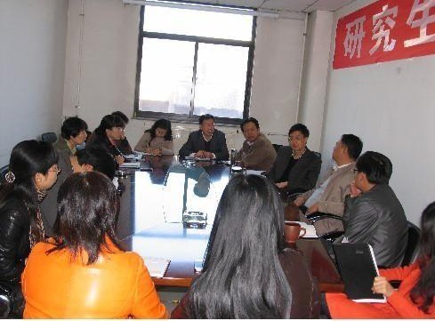 各学院各部门迅速掀起学习贯彻党的十八大热潮