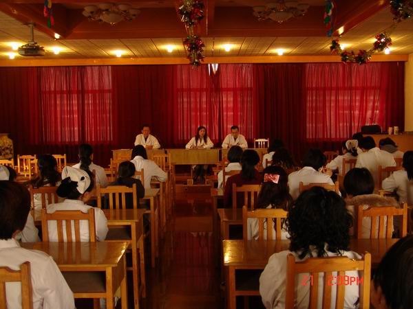 各学院各部门迅速掀起学习贯彻党的十八大热潮