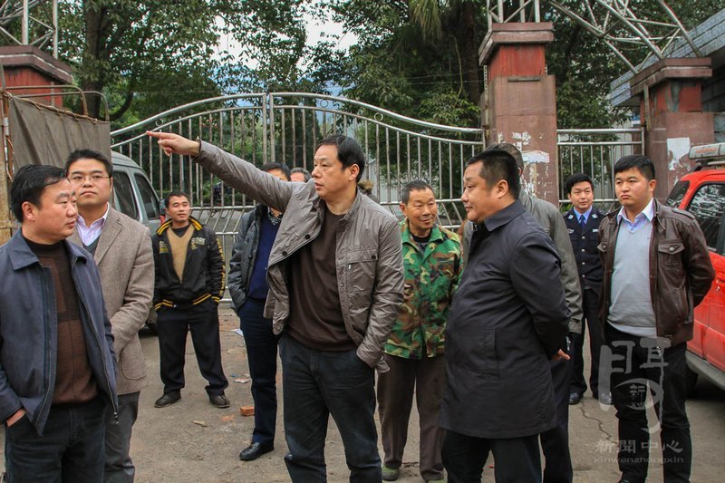 永川区委领导视察校园周边环境