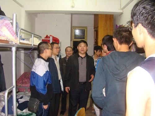 ���������ѧ�������ֳ��칫��ȡѧ�����