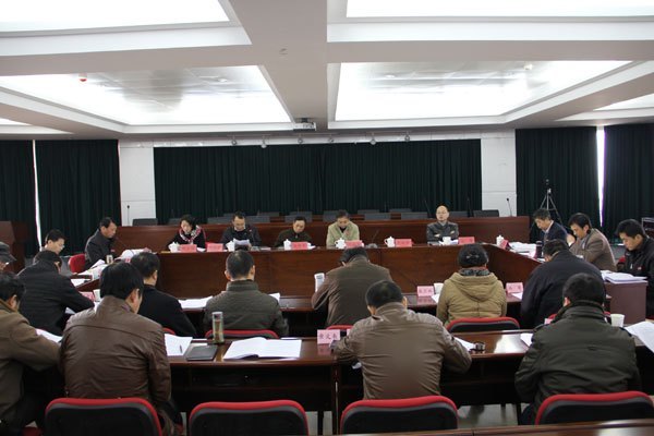 校党委中心组专题学习十八大精神