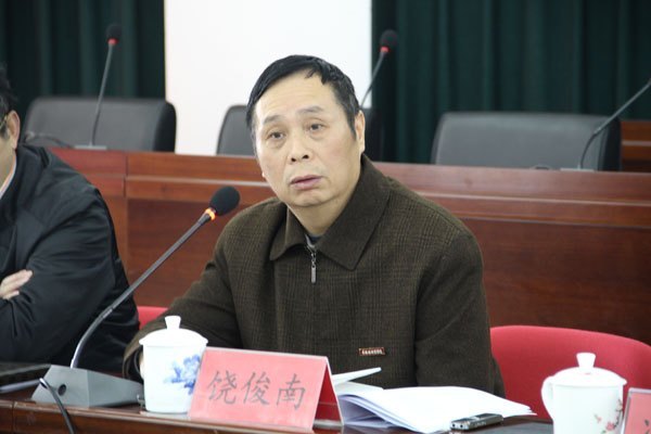 校党委中心组专题学习十八大精神