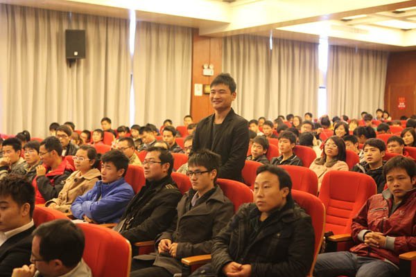 深圳市永丰源实业有限公司董事长刘权辉来景德镇陶瓷学院讲学