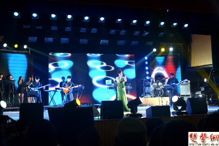 张丹丹“丹·独为你唱”演唱会 唱出“年轻味儿”