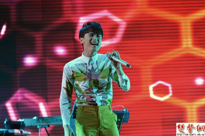 张丹丹“丹·独为你唱”演唱会 唱出“年轻味儿”