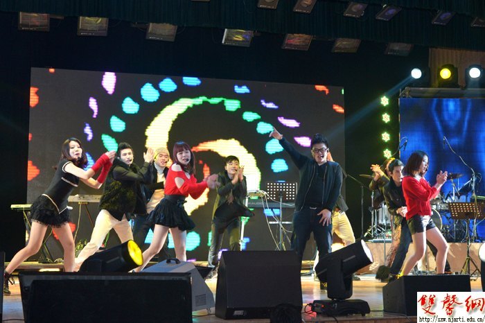 张丹丹“丹·独为你唱”演唱会 唱出“年轻味儿”