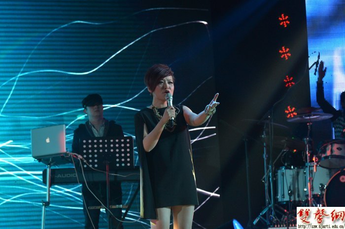 张丹丹“丹·独为你唱”演唱会 唱出“年轻味儿”