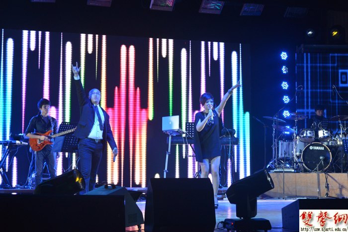 张丹丹“丹·独为你唱”演唱会 唱出“年轻味儿”