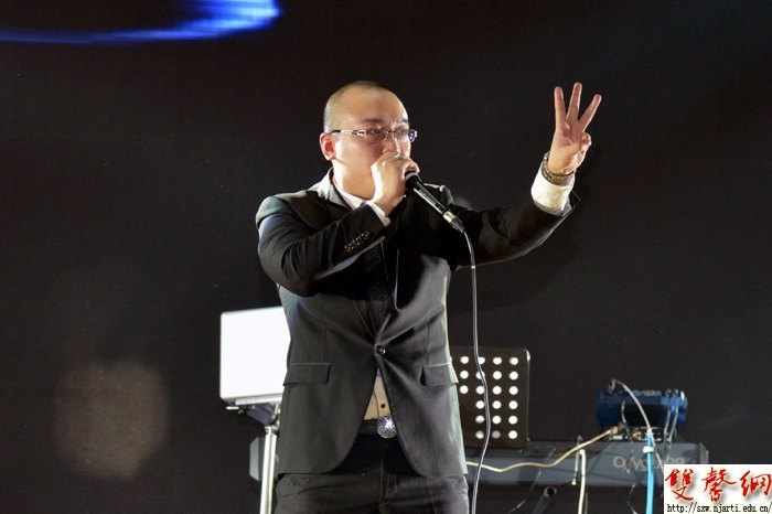 张丹丹“丹·独为你唱”演唱会 唱出“年轻味儿”