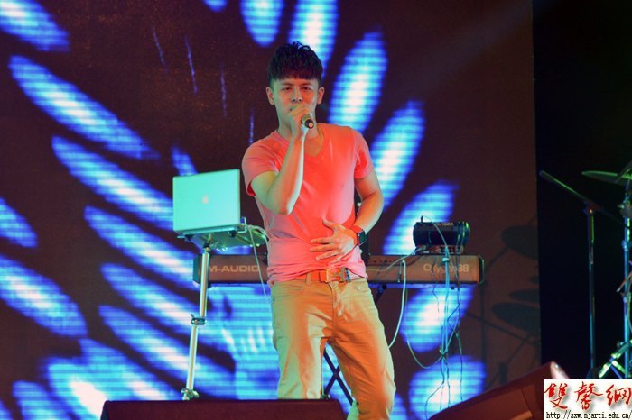 张丹丹“丹·独为你唱”演唱会 唱出“年轻味儿”