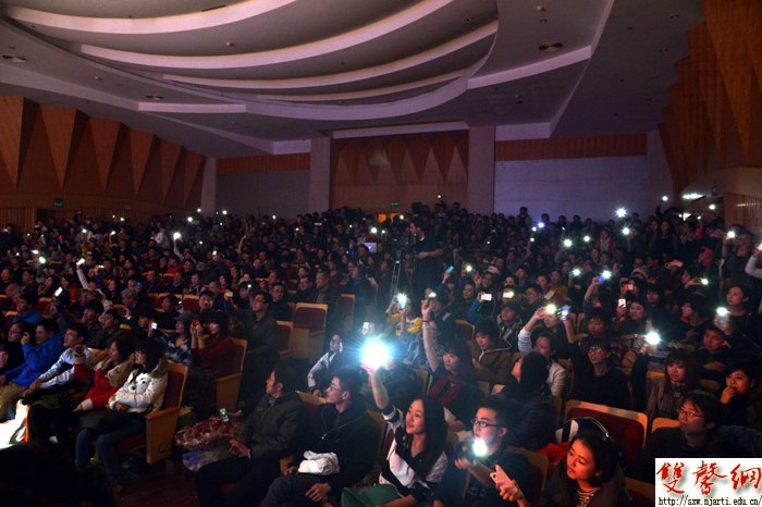 张丹丹“丹·独为你唱”演唱会 唱出“年轻味儿”