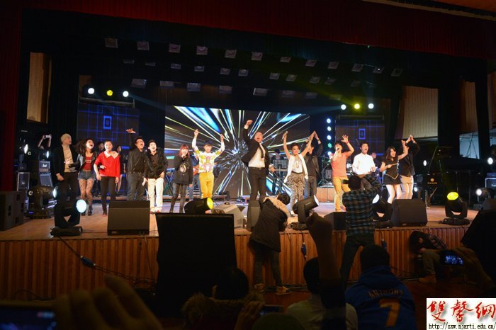 张丹丹“丹·独为你唱”演唱会 唱出“年轻味儿”