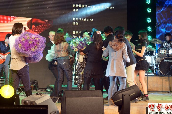 张丹丹“丹·独为你唱”演唱会 唱出“年轻味儿”