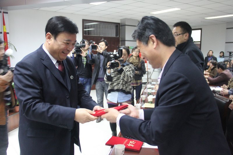 许昌学院隆重举行《许昌学院校史》首发暨校庆捐赠仪式