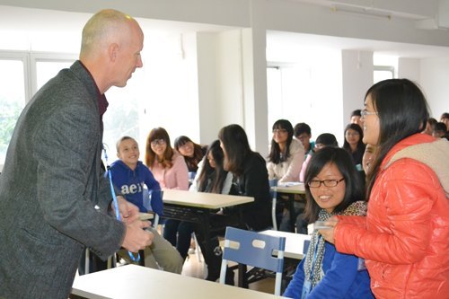 ����������Ŀר����У��ѧ������ͬѧ���˽������Ļ�