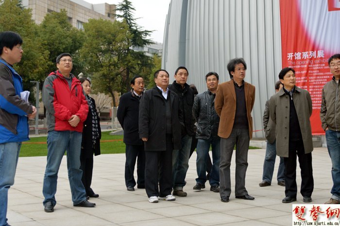 校领导检查校庆前校园环境整治工作