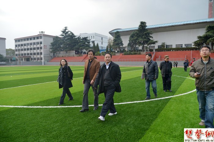 校领导检查校庆前校园环境整治工作