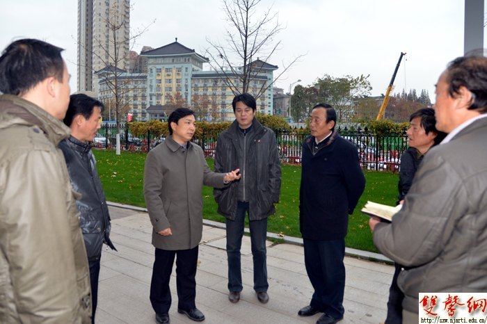 校领导检查校庆前校园环境整治工作