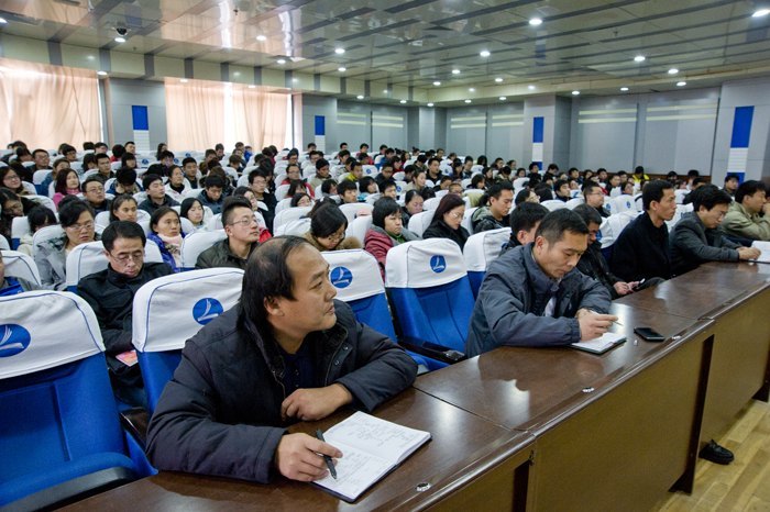 学工系统认真学习贯彻党的十八大精神