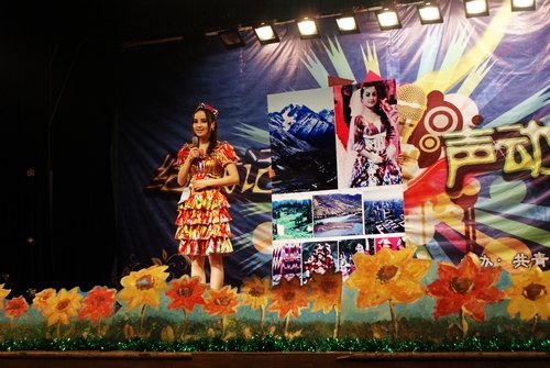 ������ҵ��ѧ�ڶ�ʮһ�조�ഺ����У԰�Ļ������ڱ�Ļʽ��У԰�����˴���ʢ�����