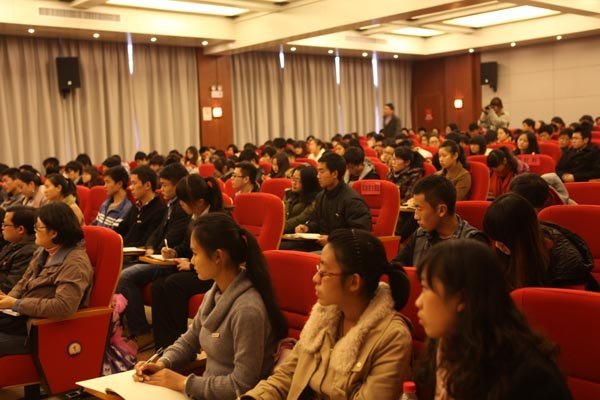 十八大代表李金霞为景德镇陶瓷学院青年大学生宣讲十八大精神