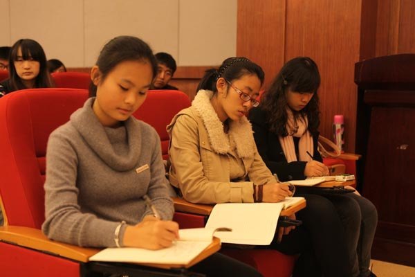 十八大代表李金霞为景德镇陶瓷学院青年大学生宣讲十八大精神