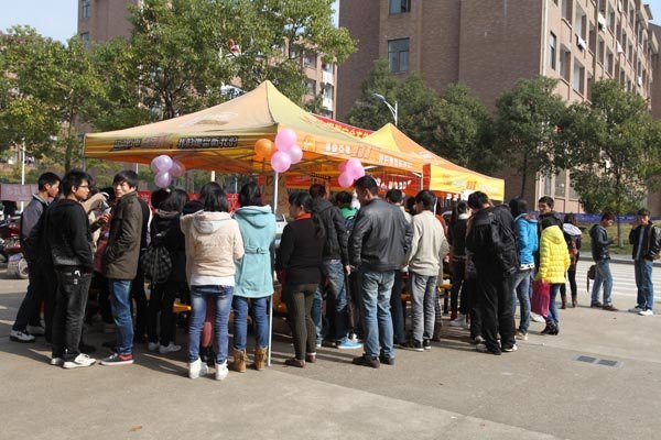 苗族姑娘现身青梅瓷韵推广会