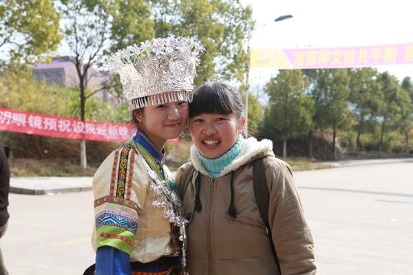 苗族姑娘现身青梅瓷韵推广会