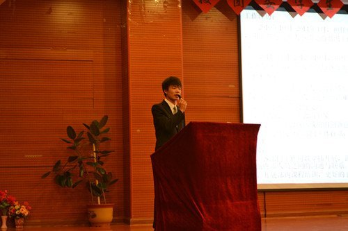 校团委举行学生干部换届大会