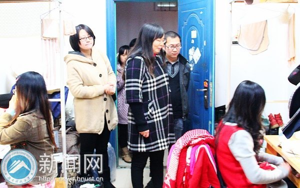 学工处党支部深入学习党的“十八大”精神 积极开展特殊党日活动