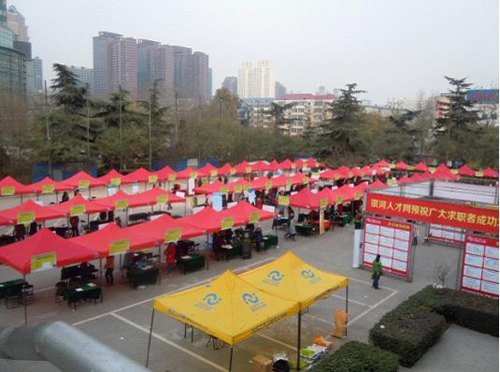 燕山大学里仁学院就业部门积极为毕业生奔走