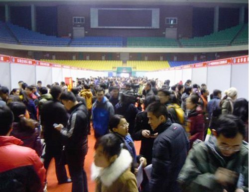 燕山大学里仁学院就业部门积极为毕业生奔走