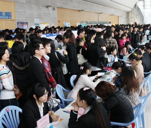 惠州学院举行2013届毕业生供需见面会