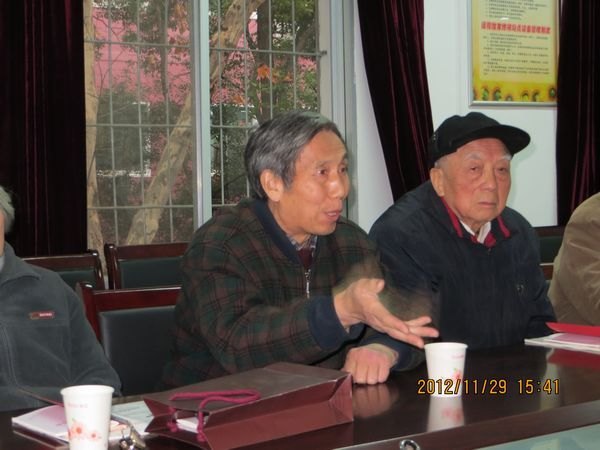 马院研究生新生党员与离退休老党员召开特色组织生活会