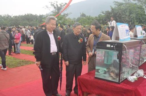 市第七届农展会开幕 我水产研究所参展倍受关注