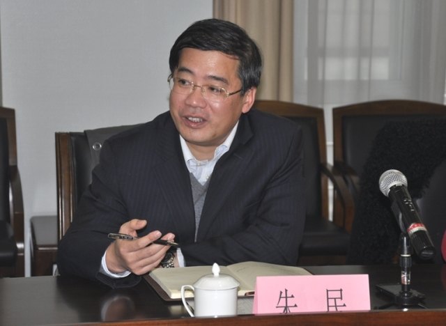 党委书记朱民主持召开学生代表座谈会