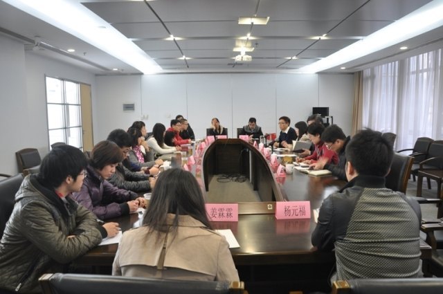 党委书记朱民主持召开学生代表座谈会