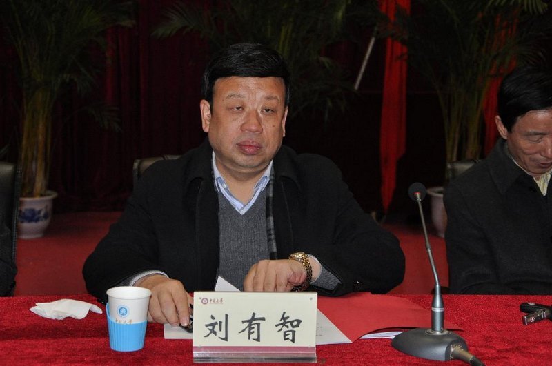 校长刘有智做教学工作报告党委副书记张惠选宣读表彰决定