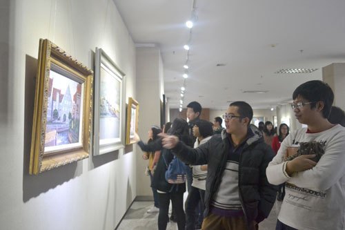 全校学生干部集体参观美术学院首届校友优秀作品展