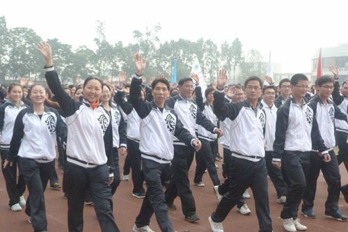 校运会拉开帷幕 开幕式井然有序精彩纷呈