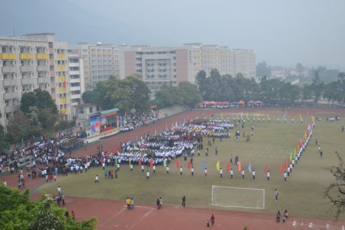 校运会拉开帷幕 开幕式井然有序精彩纷呈