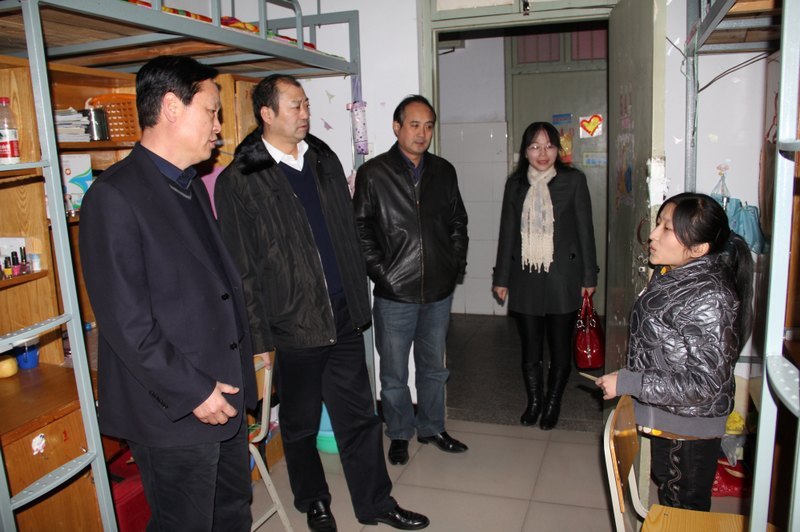 寒冬送温暖,情意暖人心——校领导看望慰问学生