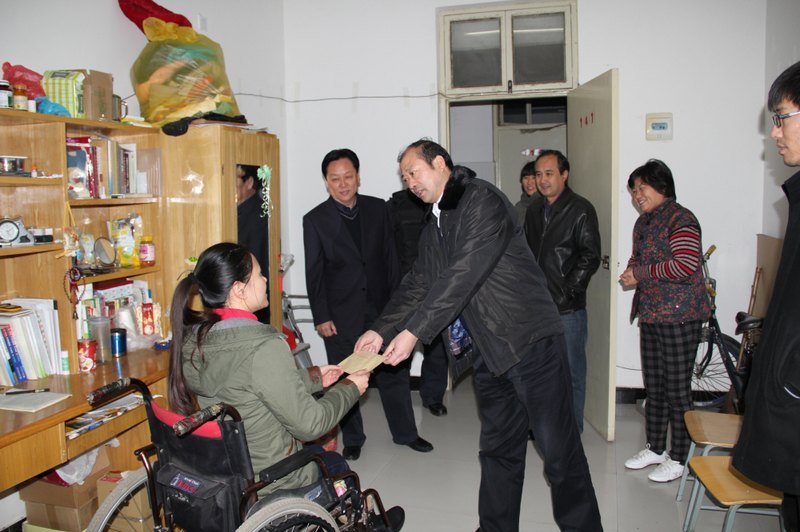 寒冬送温暖,情意暖人心——校领导看望慰问学生