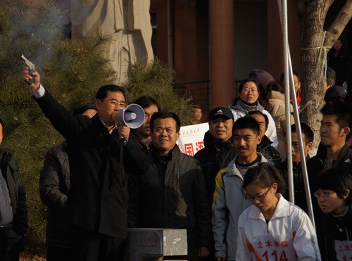 学校冬季环校园越野赛圆满结束