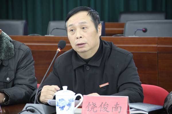 校党委中心组深入学习党的十八大精神