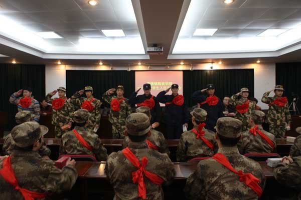 景德镇陶瓷学院31名学生应征入伍