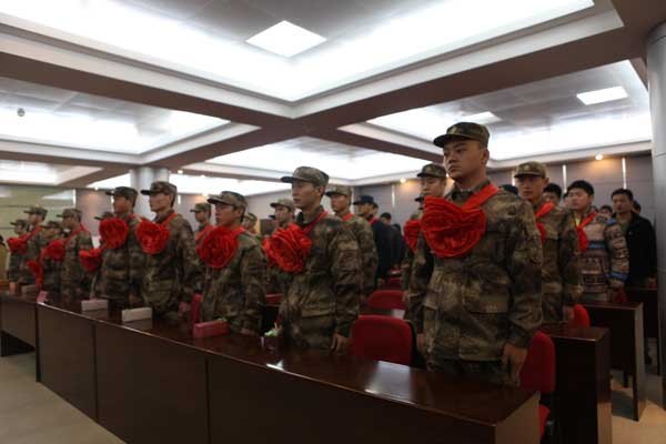 景德镇陶瓷学院31名学生应征入伍