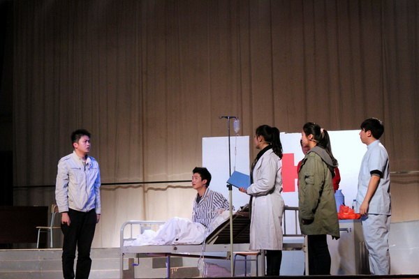 马国防书记观看校园剧《上大学》省内高校巡演前联排演出